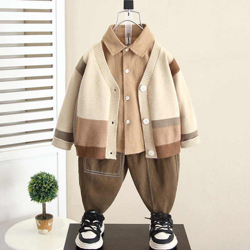 5948 suéter para niños traje de tres piezas para primavera y otoño fresco y guapo para niños 2025 nuevo estilo chaqueta de punto de otoño para bebés marea