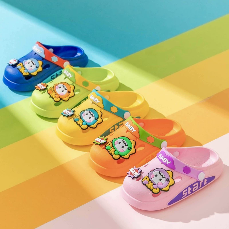 Симпатичная мультяшная Маленькая детская обувь с дырками из Баотоу оптом, модная дышащая домашняя уличная одежда, детские сандалии и тапочки для дома