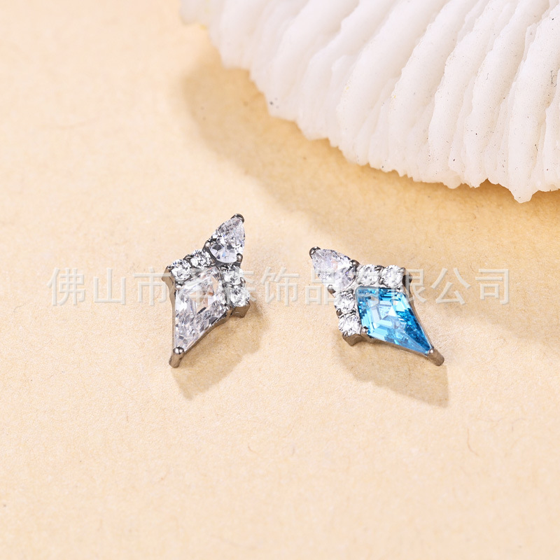 Silver pointed spike labret stud material detail