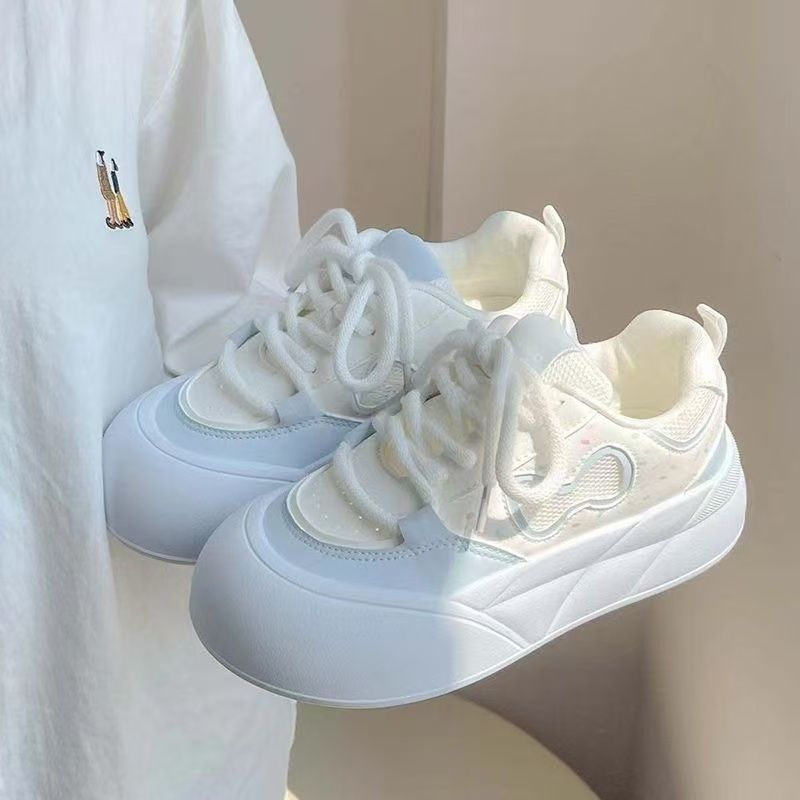 Zapatos blancos de altura de suela gruesa para mujer 2025 nueva leche de verano fufu zapatos deportivos casuales de todo fósforo zapatos de pan de cabeza grande