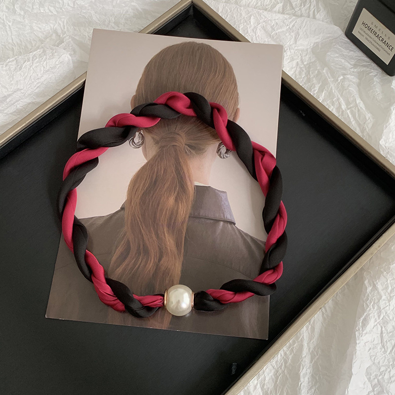 Pañuelo de seda con collar de perlas tortas Primavera y verano Nuevos productos Temperamento de moda Decoración multifuncional Pañuelo de seda con hebilla magnética para mujer