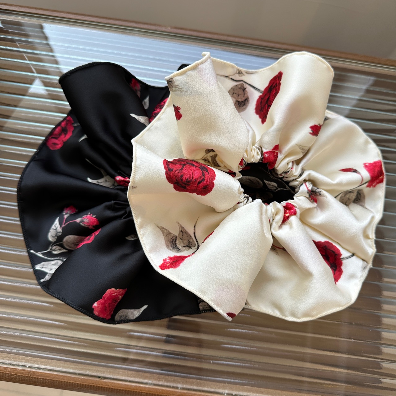 Rosas rojas retrógradas francesas anillo de cabello de intestino grande satén plegado temperamento elegante cuerda de cabeza de cola de caballo correa tocado nuevo