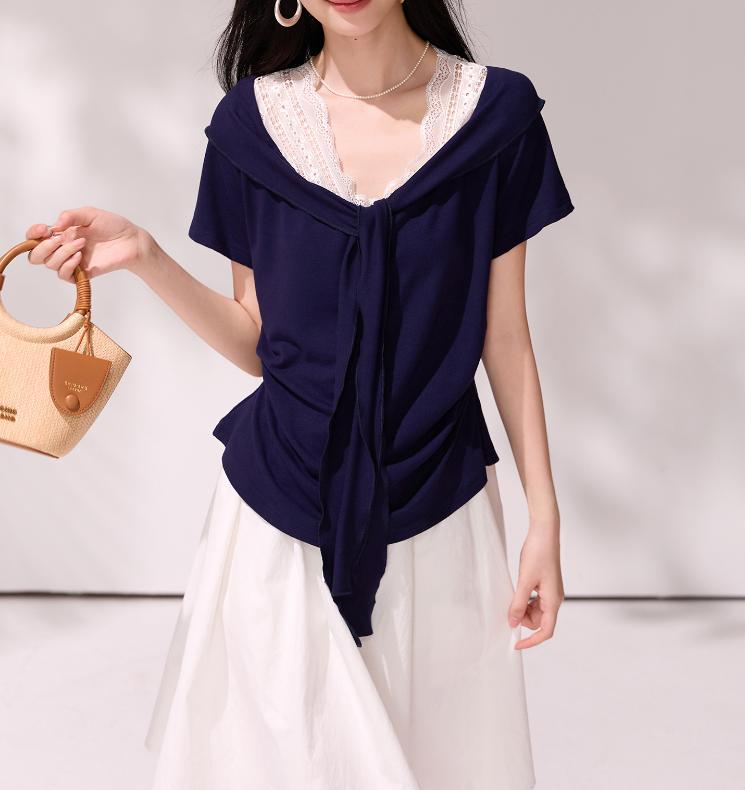 Áo thun nữ tay ngắn cổ V phối ren chắp vá FALINDA STUDIO — màu xanh navy chi tiết 1