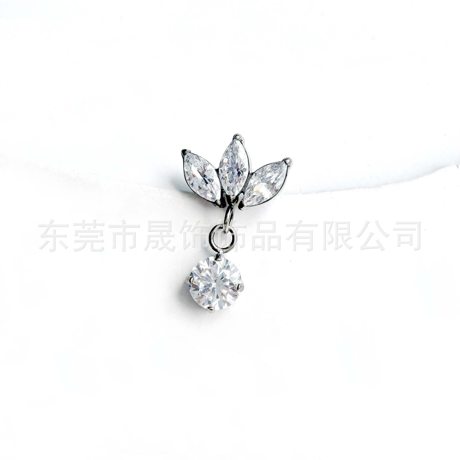 F136 Titanium 莲 Flower Pendant Studded Cubic Zirconia Ear Stud G23 Implant Grade Titanium 人体 Piercing Jewelry Helix Cartilage Stud Geometric