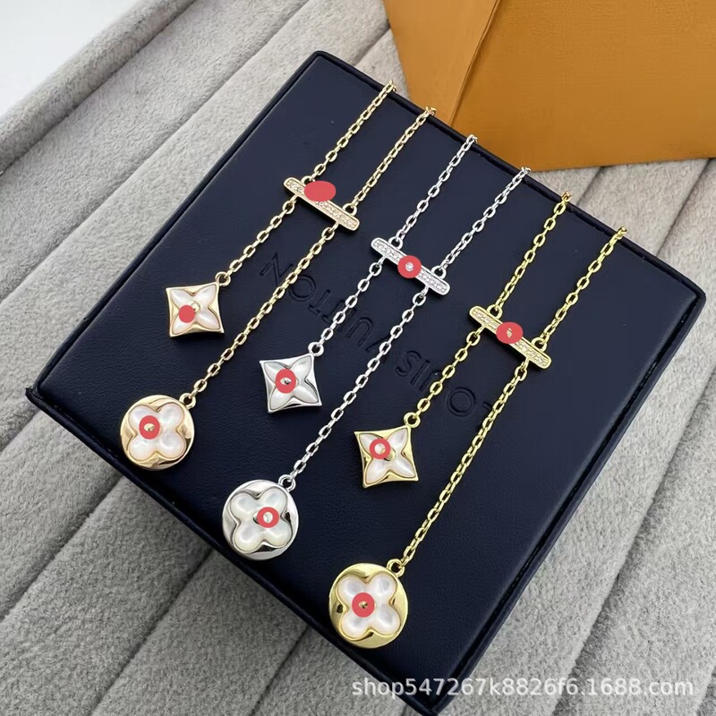 High-End Style Lv-Inspired Four-Leaf Clover Mother-Of-Pearl Pendant Necklace for Women, Gold-Plated Clavicle Chain with a Sense of Sophistication, Fashionable and Versatile