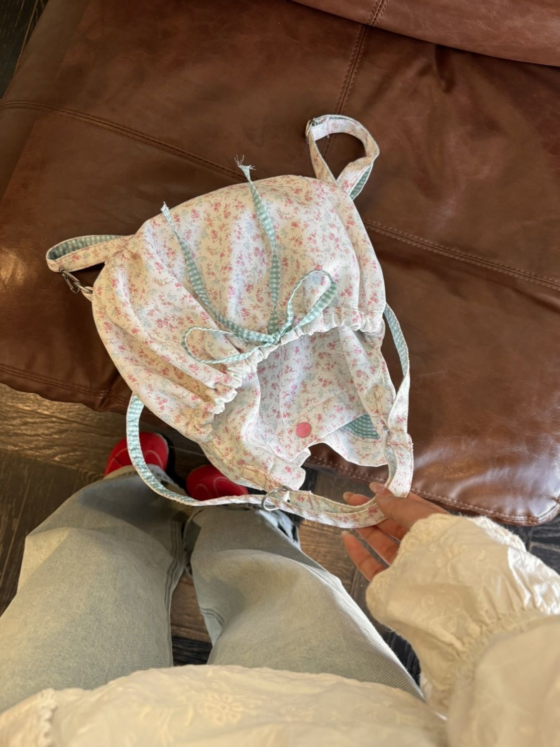 Rucksack mit rosa Blumenschleife, speziell für Frauen entworfen, neuer koreanischer Stil für Herbst/Winter 2025, große, plissierte Umhängetasche für den Weg zur Arbeit._voghion.com