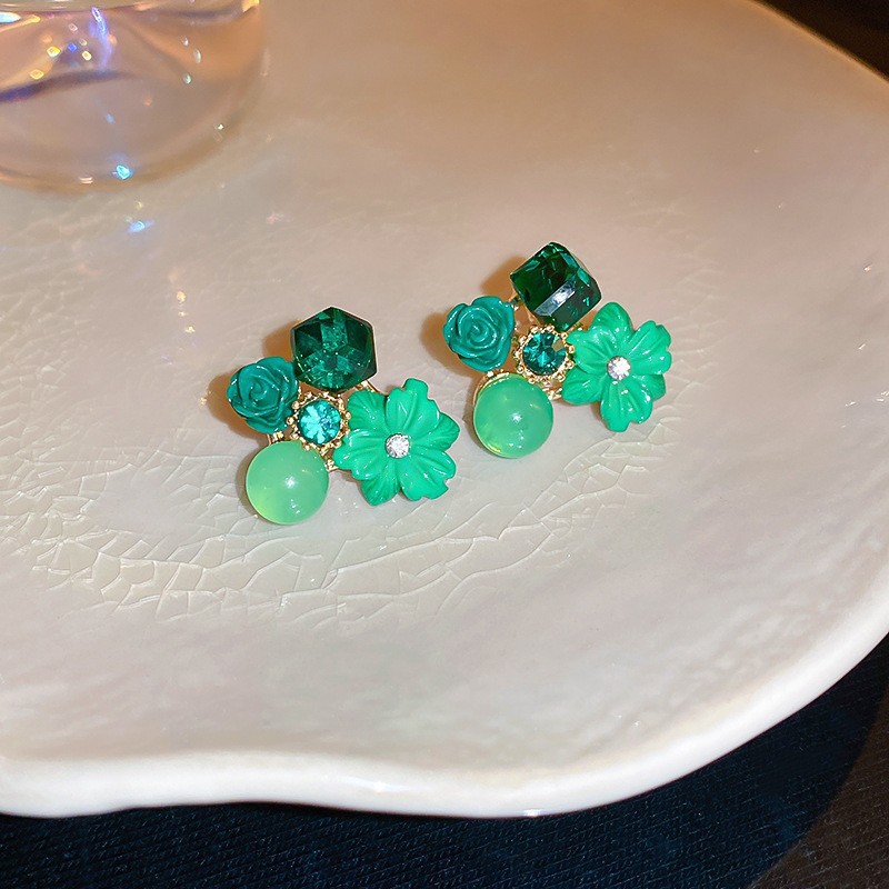 Pendientes de perlas asimétricas con cuernos de diamantes súper parpadeantes de plata Pendientes de nicho de viento frío femenino Pendientes de lujo ligero de alta calidad