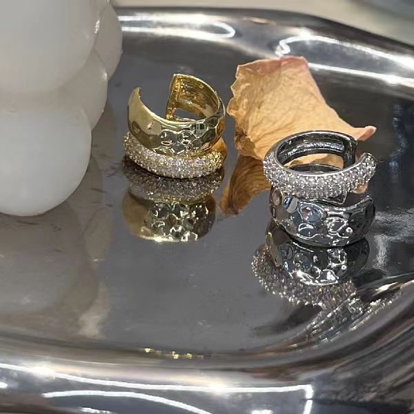 El diamante flash exquisito de alto nivel metal de doble capa de clip de hueso de orejas sin agujeros de orejas de orejas 2023 nuevo tipo de lujo ligero orejas pequeñas