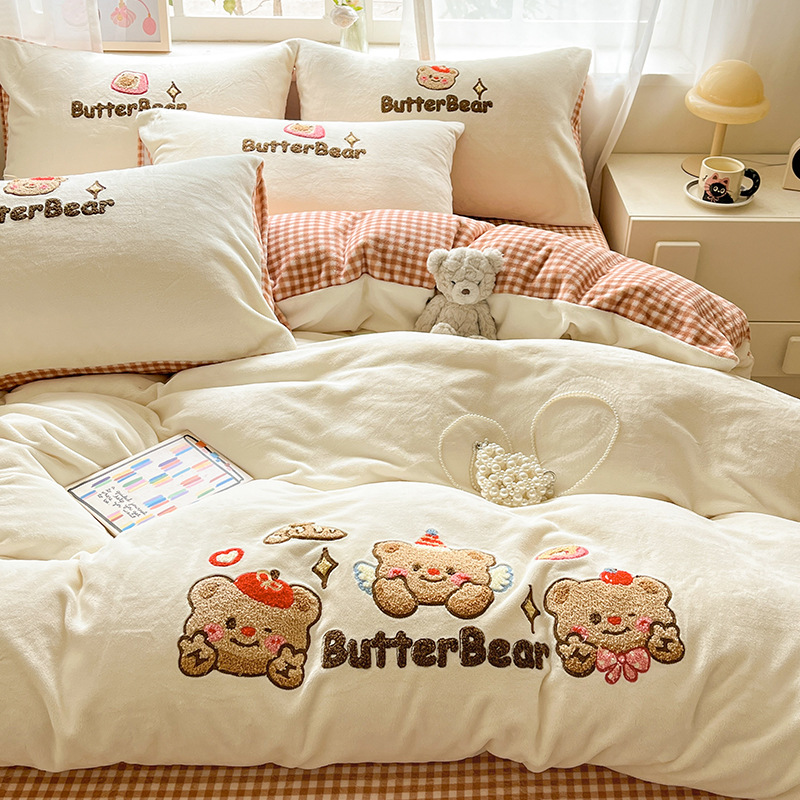 Cama de toalla lindo bordada de seda de leche con cuatro piezas, ropa de cama de seda de invierno, sábanas de coral con tres piezas