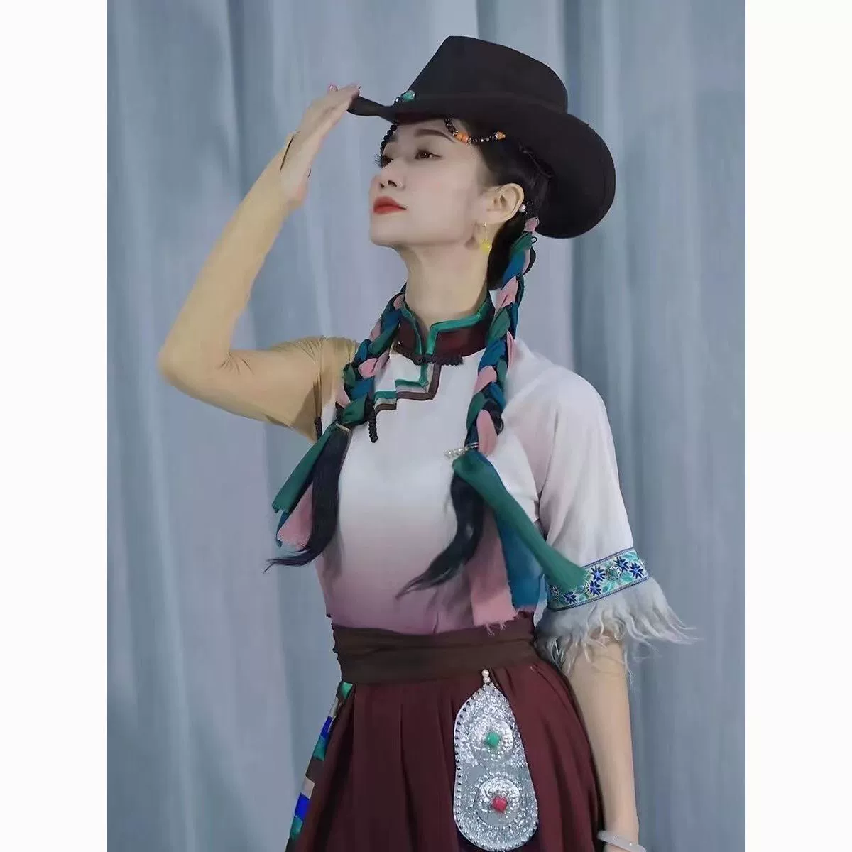 Тибетская танцевальная одежда, тибетская этническая меньшинство, студентка, художественный экзамен, танцевальная практика, тибетская одежда, новый стиль