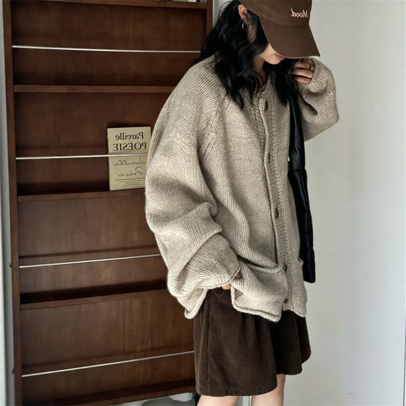 Korean-style retro, rolled-hem, chunky-knit cardigan for women, perfect for autumn and winter, with a relaxed, old-money aesthetic, loose fit, soft and comfortable, and thick enough to be worn as an outerwear piece Korean-style retro, rolled-hem, chunky-knit cardigan for women, perfect for autumn and winter, with a relaxed, old-money aesthetic, loose fit, soft and comfortable, and thick enough to be worn as an outerwear piece