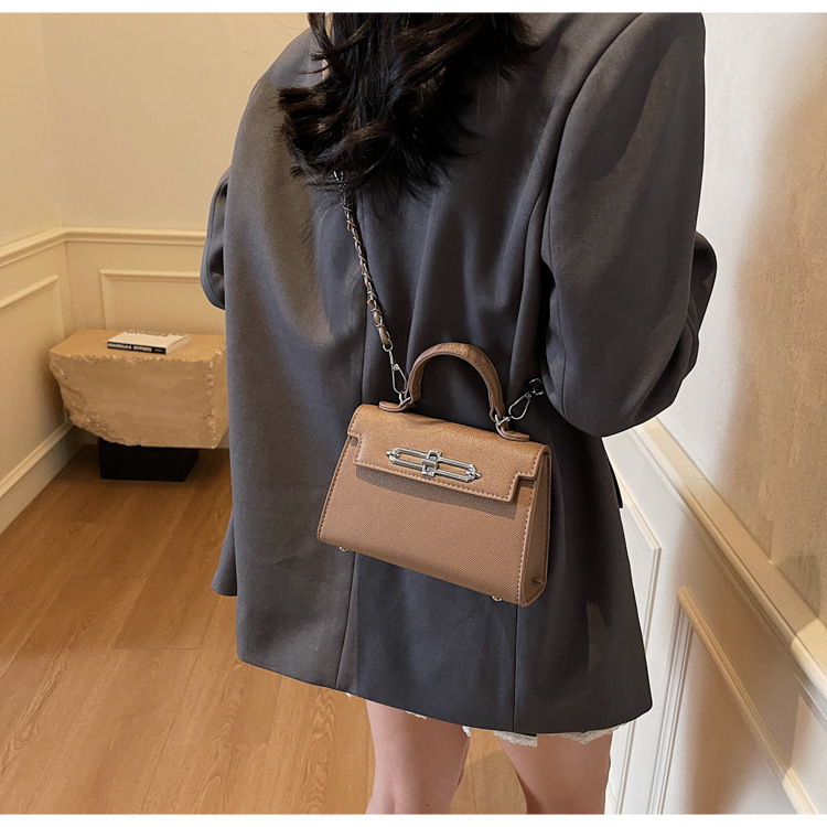 Kelly Bag femenino 2025 nuevo bolso femenino de cadena salvaje moda europea y americana de alta gama bandolera pequeño bolso cuadrado