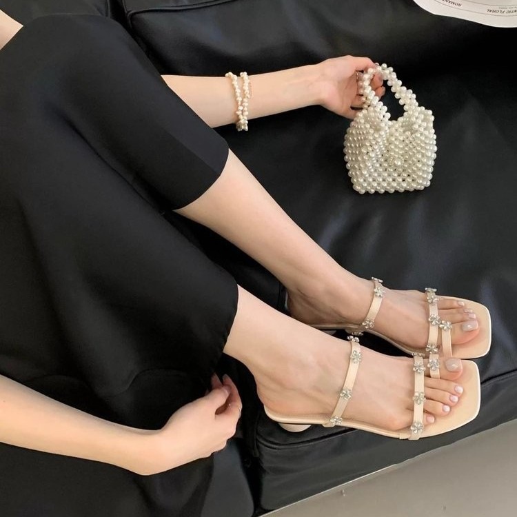 Sandalias de diamante de hadas francesas para mujeres de verano 2026 tacones gruesos desnudos de dama hermoso temperamento con zapatillas frías image 1