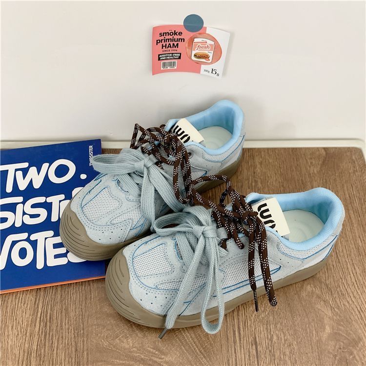 Zapatos blancos transpirables de malla explosiva para mujeres 2024 otoño nuevos zapatos blancos universales ins tren moral de skate casuales.