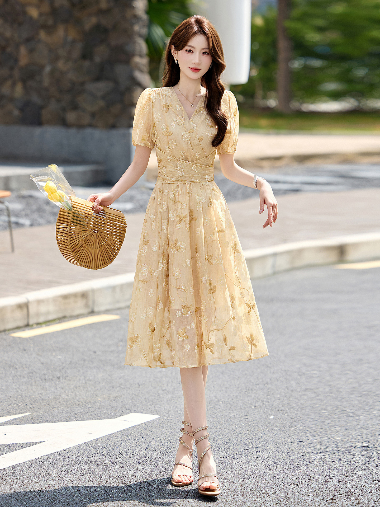 Đầm maxi nữ thắt eo tay bồng họa tiết hoa nhỏ cổ chữ V phong cách tea dress — Màu hồng, màu vàng