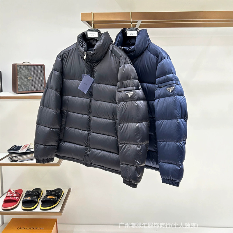 Correct version of P brand winter men's down jacket with triangular logo, sleeve pocket, stand-up collar, zipper, horizontal quilting, warm coat, wholesale