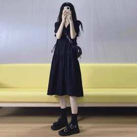 年新款小众设计感v领韩系温柔风气质感黑色连衣裙子女夏