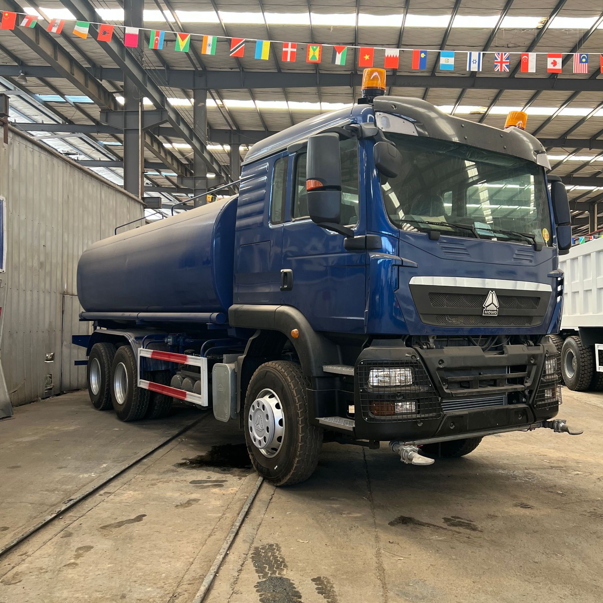 Export-quality HOWO water tank truck, 20 cubic meters, designed for construction sites, multifunctional for watering green areas