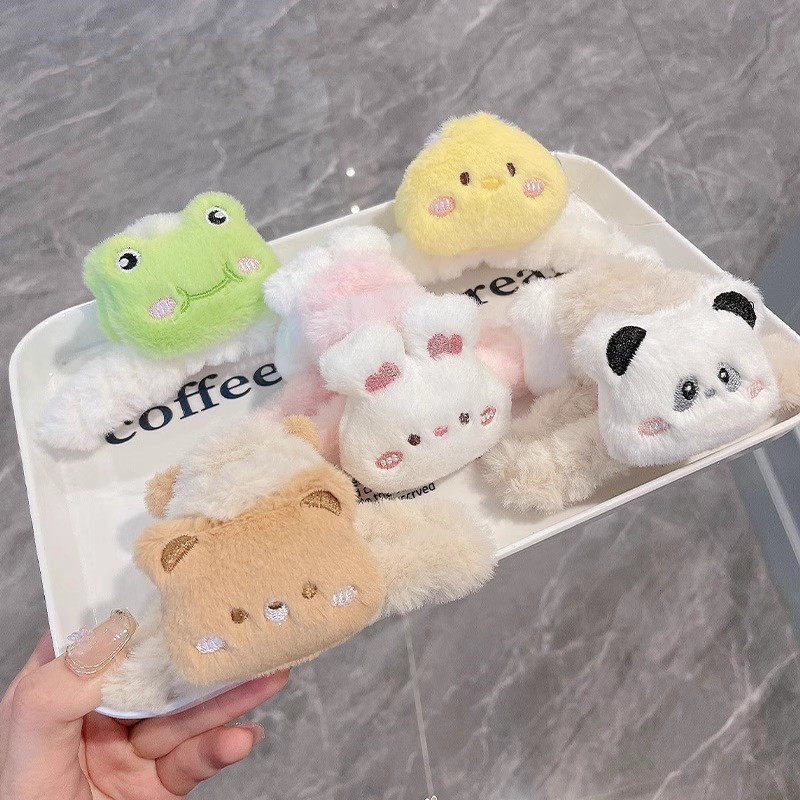 秋冬のかわいいアニメのぬいぐるみのウサギのパンダはクリップの後頭部のヘアピンの大きいサイズのサメの魚のクリップの量の多い女をつかみます。|undefined