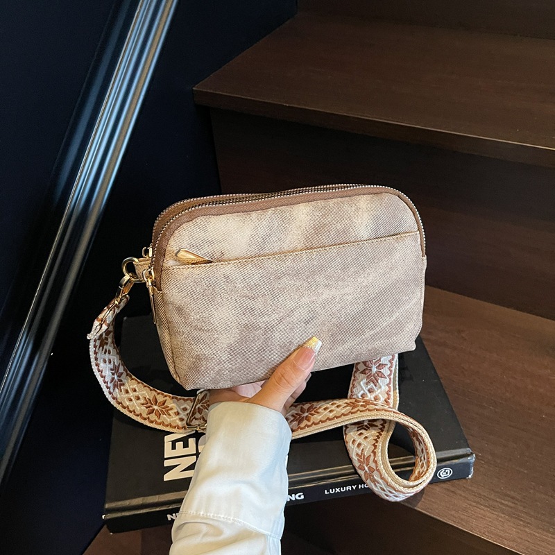 Bolsos pequeños retro estilo de Hong Kong 2025 verano nuevo estilo bolso femenino casual bolso de hombro ancho en vivo el mismo bolso de mensajero