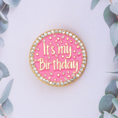 誕生日プレゼントクリエイティブアクセサリーピンクに誕生日おめでとうブローチ今日は私の誕生日アルファベットバッジです