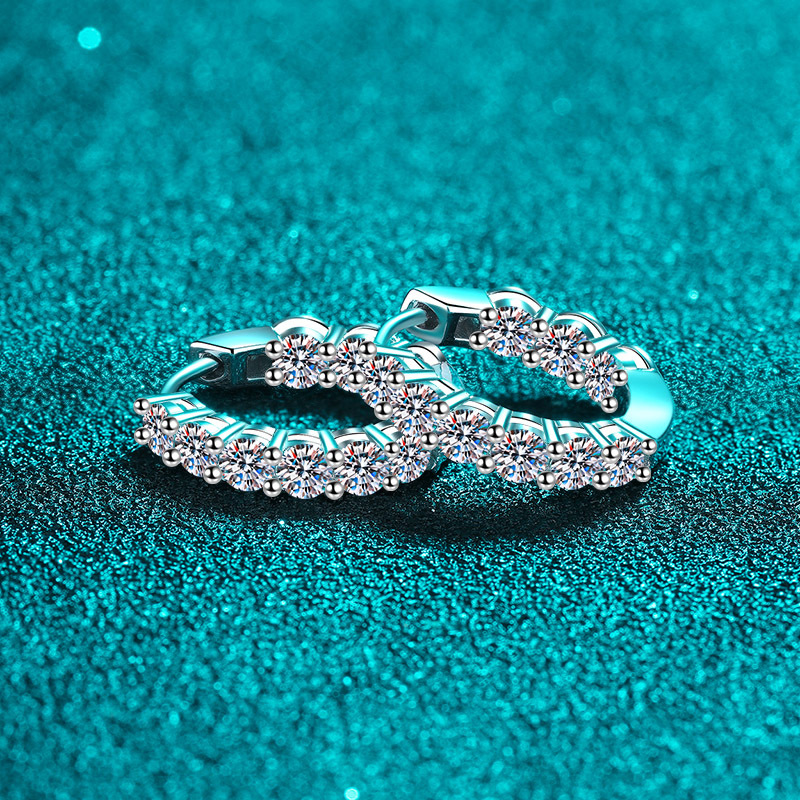Brincos de argola em prata de lei com moissanite d_voghion.com