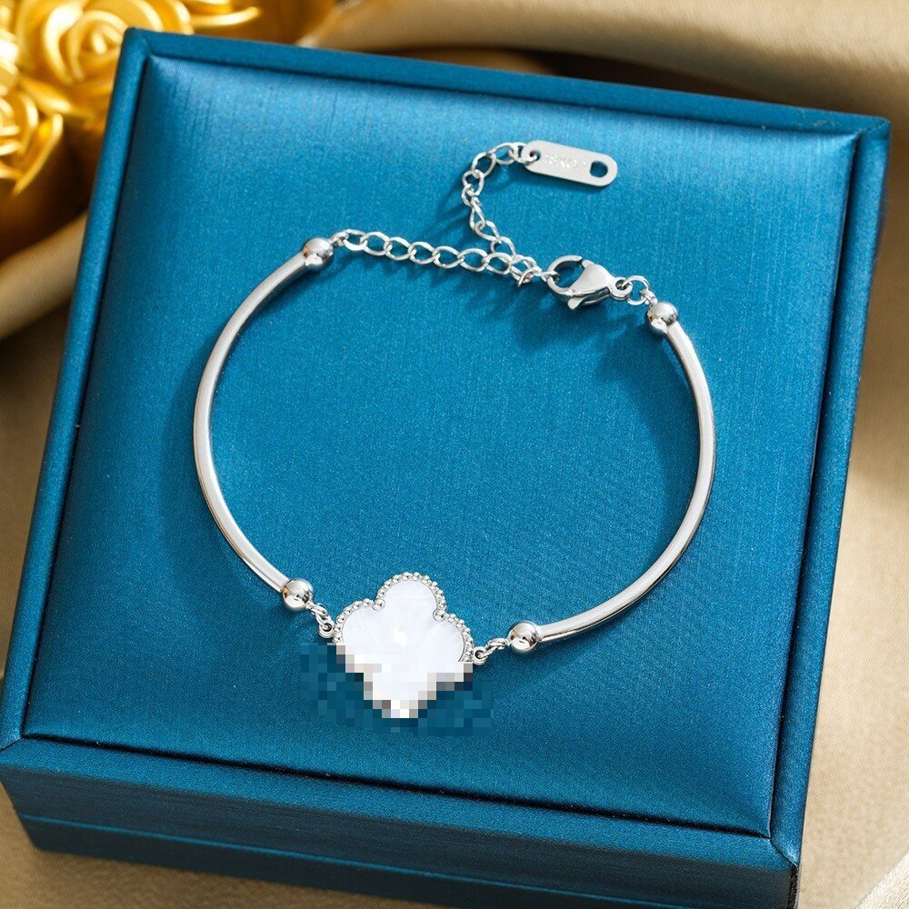 Pulsera de trébol de acero titanium vendedora caliente transfronteriza europea y americana con incrustaciones de concha pulsera colgante pulsera de diseño avanzado sin desvanecimiento al por mayor
