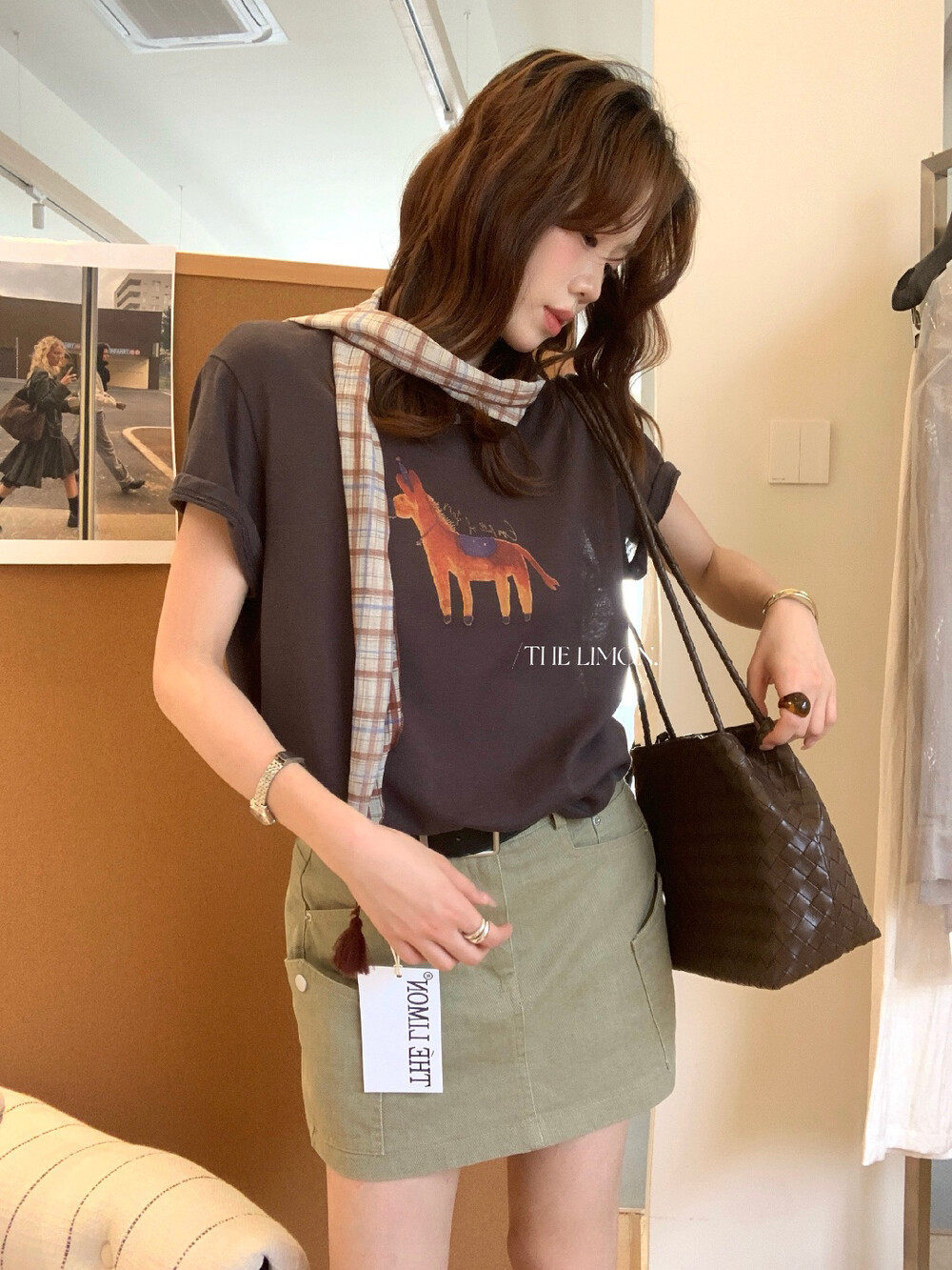 Áo thun nữ cổ tròn tay ngắn in hình ngựa hoạt hình kèm khăn lụa — Xám cacbon, màu trắng, màu kaki chi tiết 30