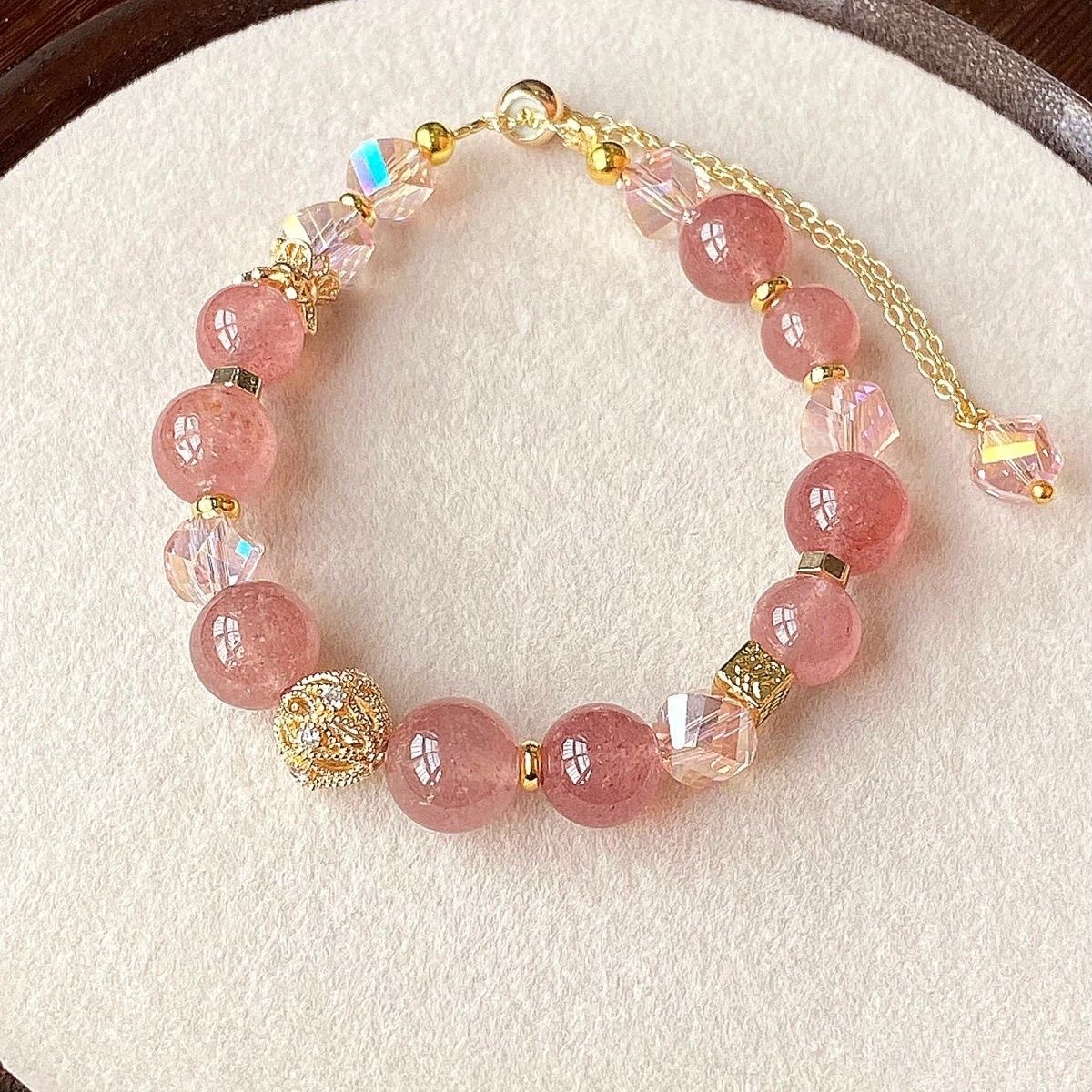 Armband mit Erdbeer-Kristallen für Damen – ein echter Hingucker! Glücksbringer-Armband mit Pfirsichblüten-Motiv, das zum Erfolg und zur Karriere beiträgt – das perfekte Geschenk für_voghion.com