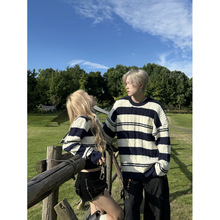 2025秋季情侣装慵懒风 小众设计感女V领条纹毛衣+针织围巾