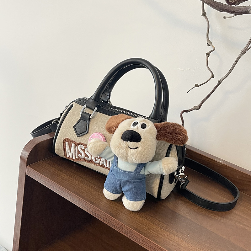 2026 nueva muñeca de dibujos animados bolsos de Boston bolsos de mano de mujer nicho diario viaje lindo bolsas de almohada image 1