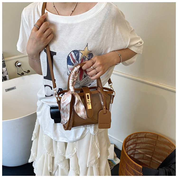 This year's popular women's handbag features a new, stylish and versatile hand-held crossbody bag with a Korean niche design and a bucket bag undefined