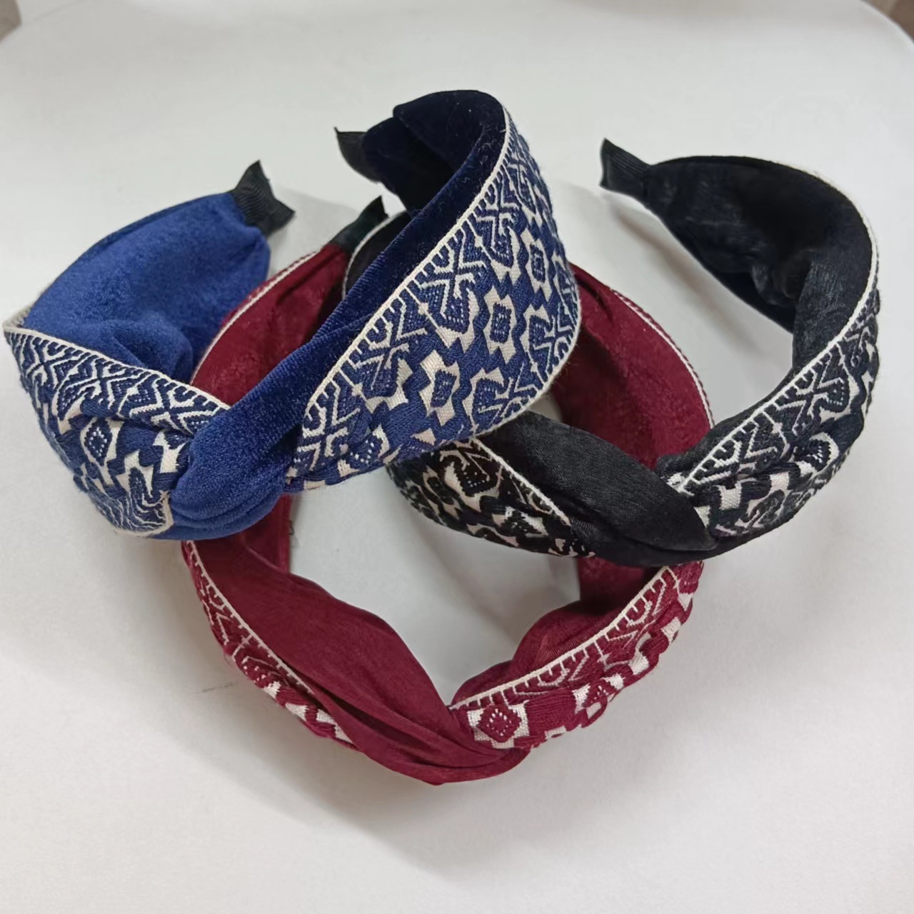 2022 Windstickerei-Atmosphäre Ethnisch Exquisiter Twist gepaart mit kontrastfarbenem, kreuzbreitem Stirnband-Haarreif 21208_voghion.com