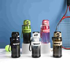 シンプルな屋外スナップオンスポーツドリンクカップダブルドリンクプラスチックウォーターカップポータブルロープ付きスポーツウォーターカップ男性と女性用