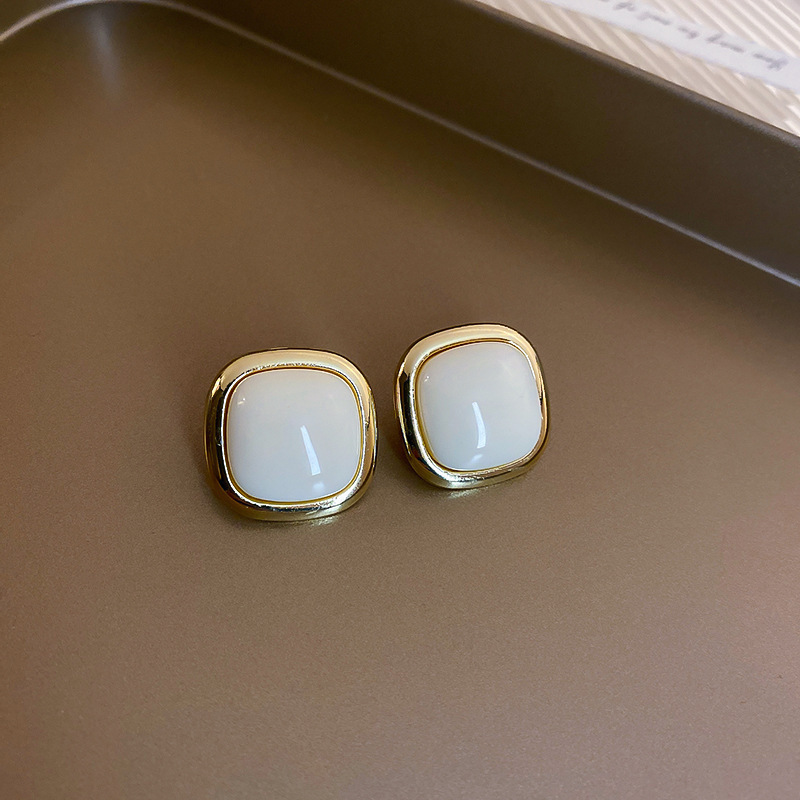 Pendientes de perlas de aceite con goteo de aguja de plata Pendientes de todo fósforo de moda, lujo ligero, joyería retro de alta gama al por mayor, fabricante de Yiwu