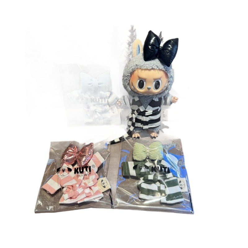黒いリボンを着てストライプのバスローブを着た面白くてかわいいラブブ、ぬいぐるみの小さなモンスター、新しいスタイルのトレンディなおもちゃ|undefined