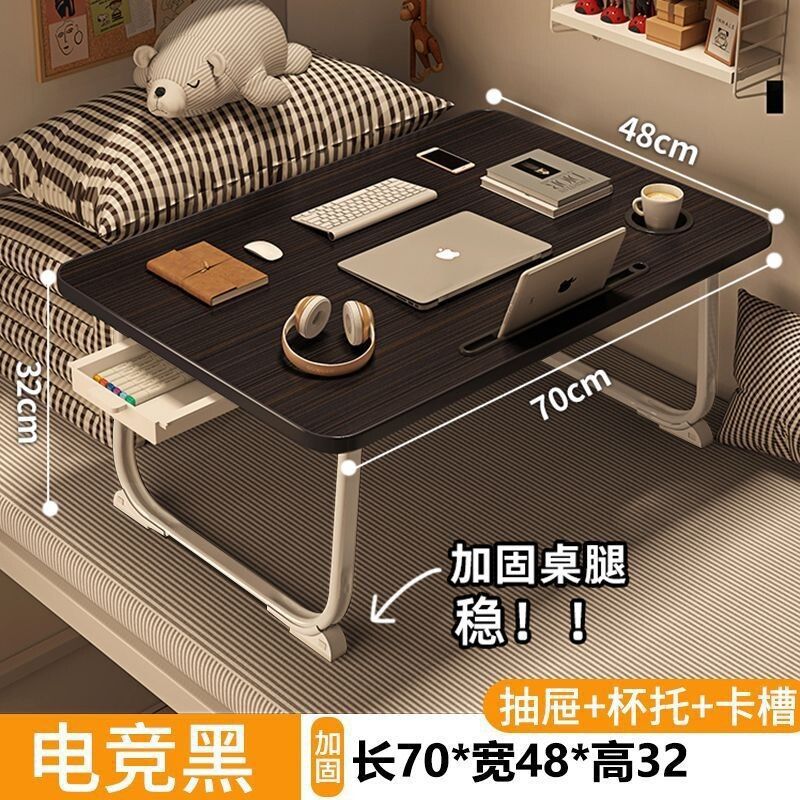 ベッドの上の小さい机のノートパソコンの机の上で折り畳みます。|undefined