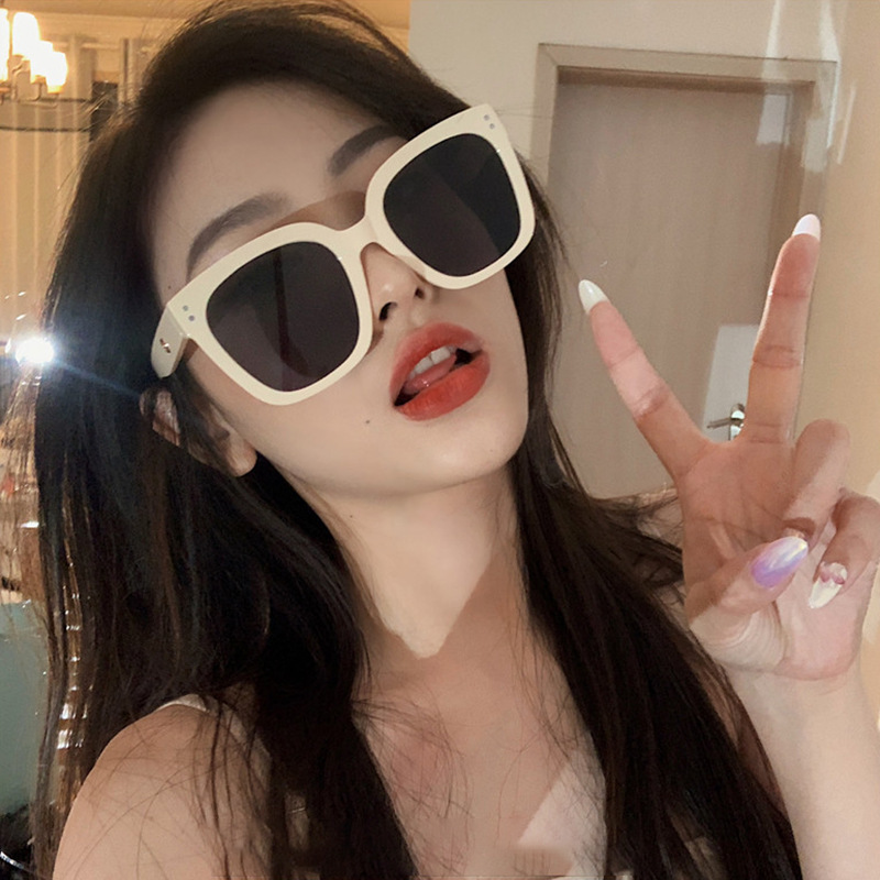 New Jennie with the same sunglasses female trend square retro European and American sunglasses net red sister smashed glasses