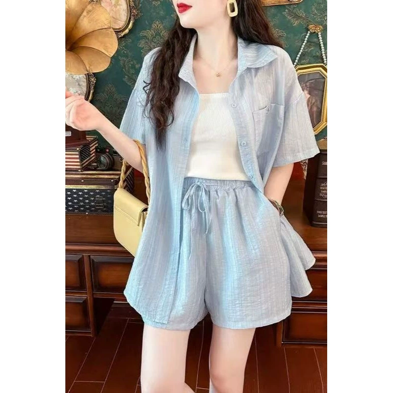 Летний костюм для женщин 2025 года: короткий кардиган с короткими рукавами, тонкая рубашка и шорты на бретелях — комплект из трёх предметов.