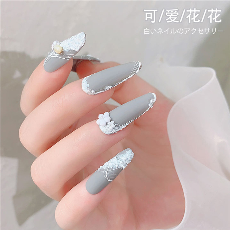 Celebrity en línea nuevo estilo manicura Flor de cinco pétalos japonés tridimensional pequeña flor blanca joyería mini resina blanca pequeña flor 100 piezas