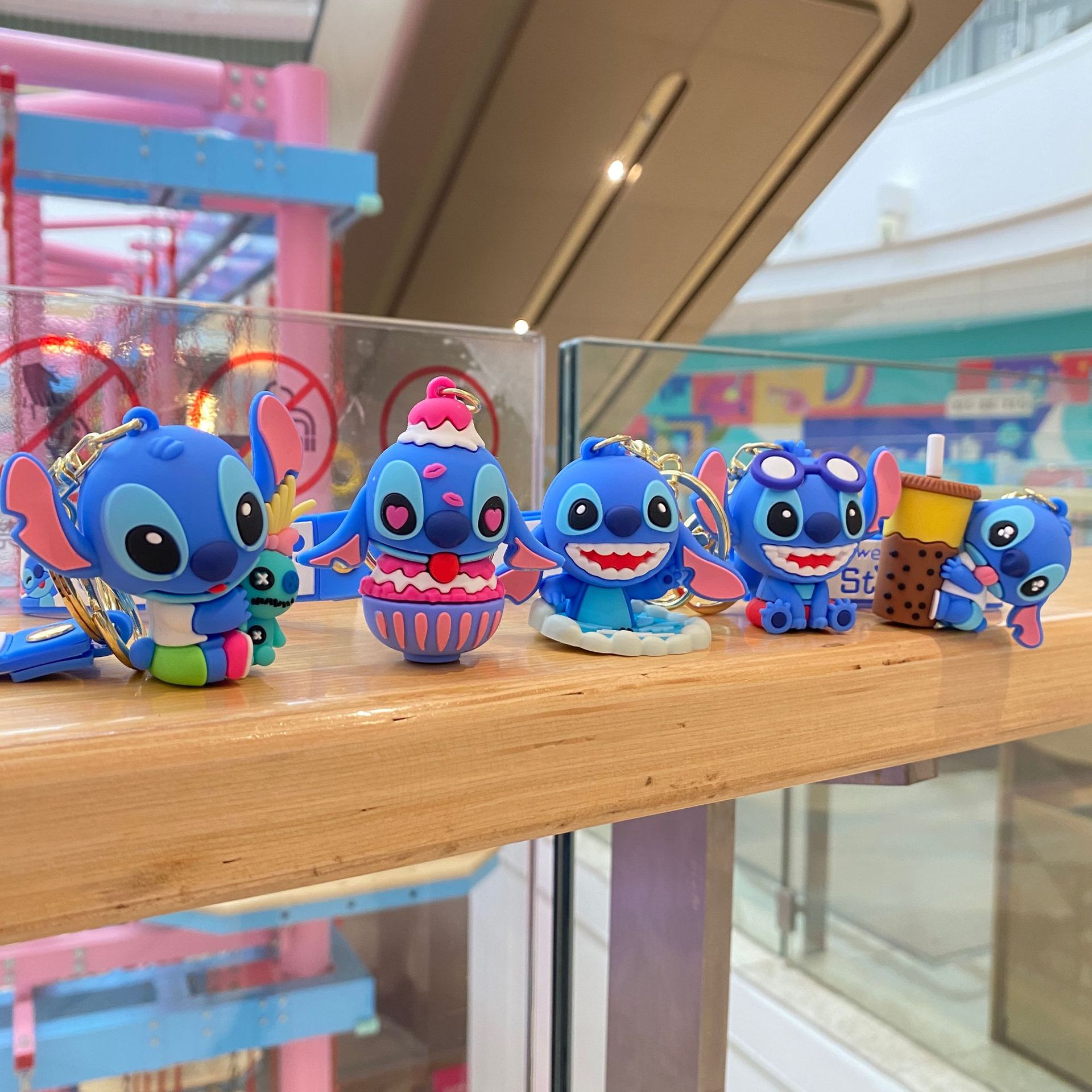 Cartoon Q versión puntada llavero moda fresco lindo colgante bebé captura máquina muñeca pareja pequeño regalo al por mayor