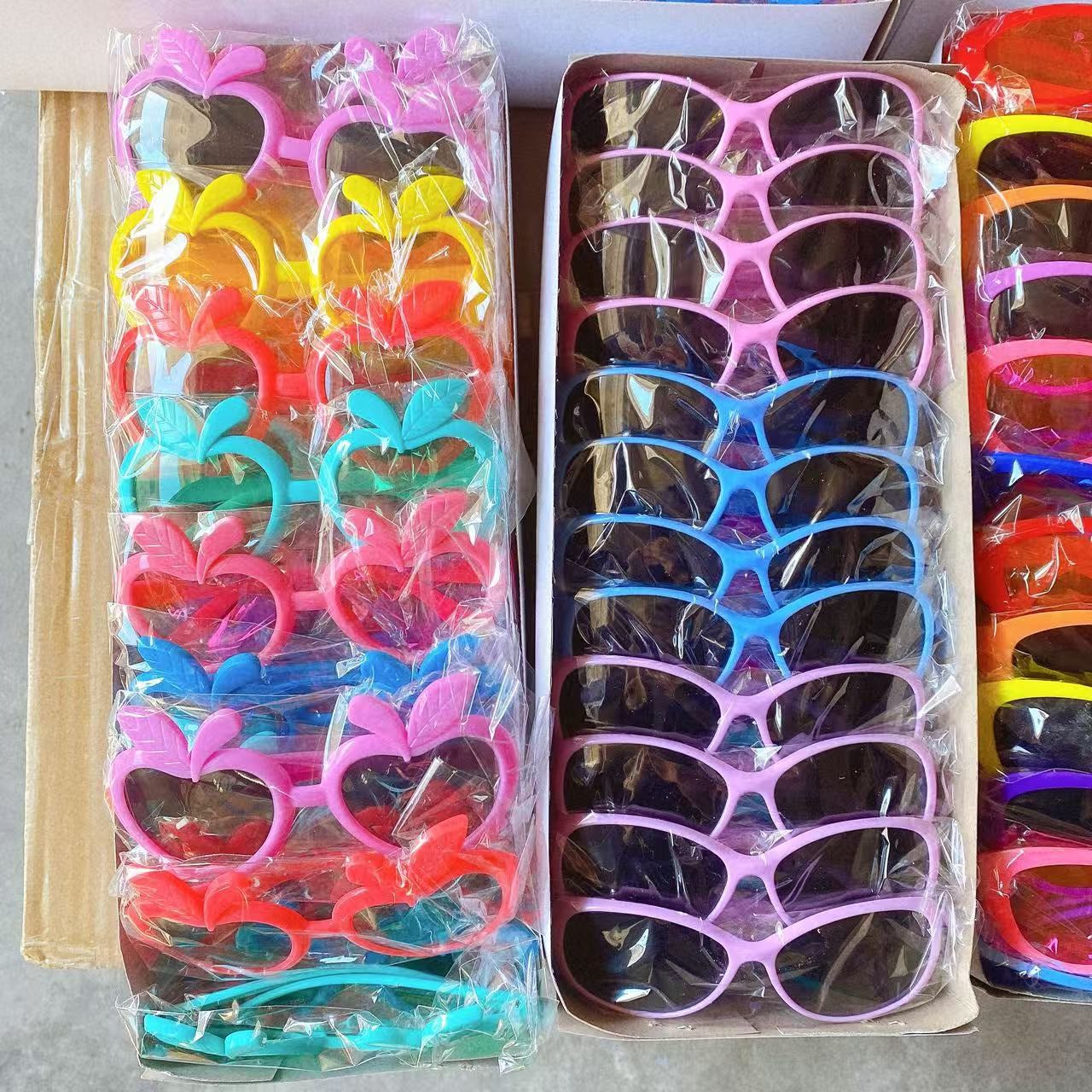 Niños gafas de sol de dibujos animados lindos gafas de sol de dibujos animados colorido para niños niñas gafas de sol al por mayor tienda de 2 yuanes