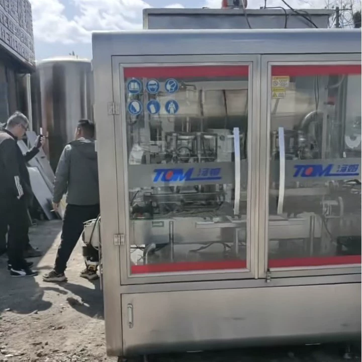 Машина для вакуумной розлива и укупорки бутылок с наполнением соусом "Том" из использованных 6-головочных бутылок.