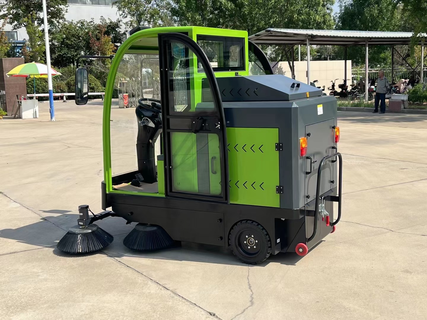 广东多功能座驾式扫地车小型驾驶式电动扫地车马路清扫车
