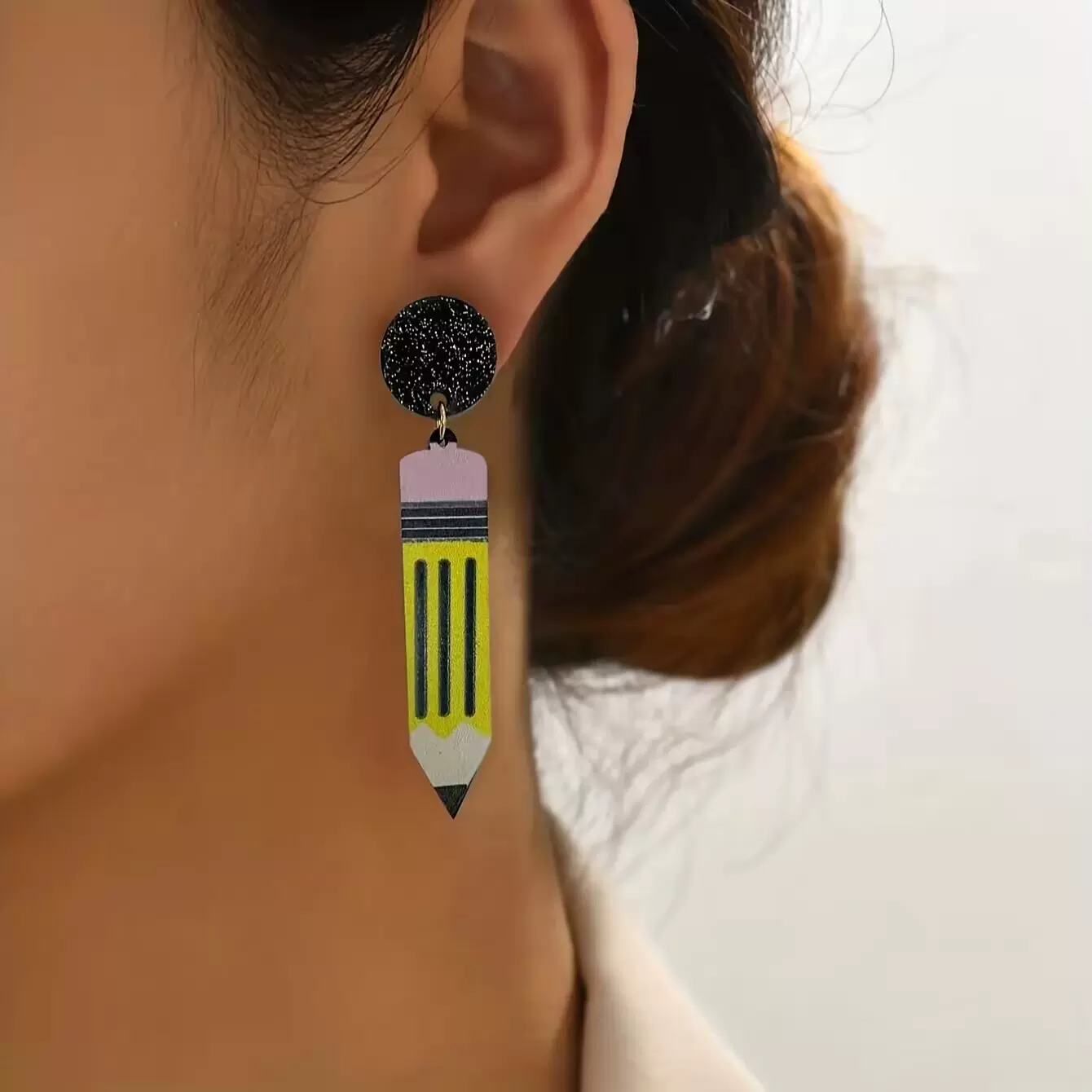 亚克力多巴胺趣味搞怪卡通黄色铅笔耳坠显脸瘦个性气质长款耳钉