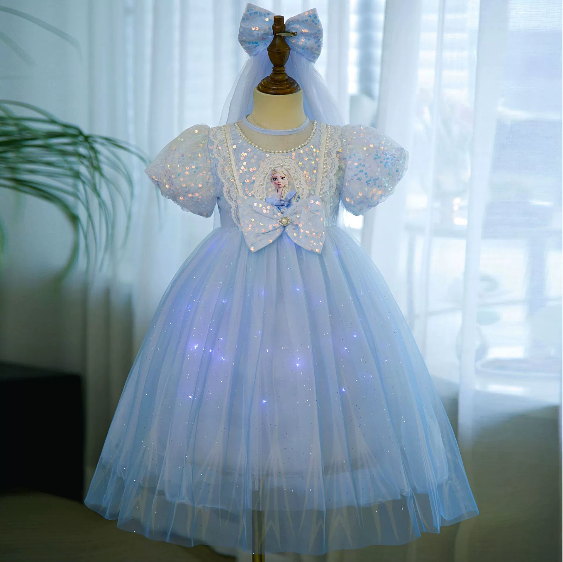 Отправить пряжу, чтобы отправить световую ленту 2024 Замороженные девушки принцессы юбка детская мягкая пряжа светящаяся лампа платья может быть удалена