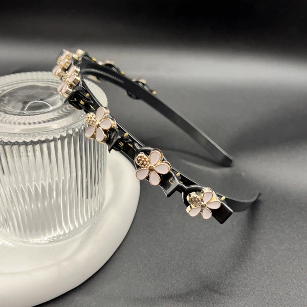 White headband flower-shaped