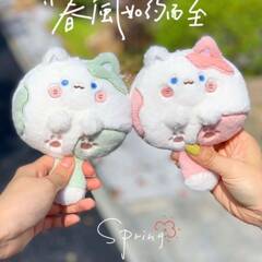 ぬいぐるみの子猫のぬいぐるみのかばんには、キーホルダーの人形がついています。
