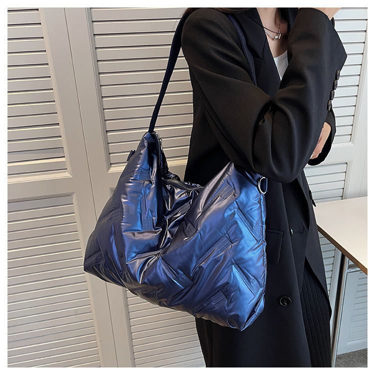 New Women's Bag Fashionable Large Capacity Shoulder Bag Women's 2023 Autumn/winter New Down Fabric Bag Trend Crossover Women's Bag_voghion.com