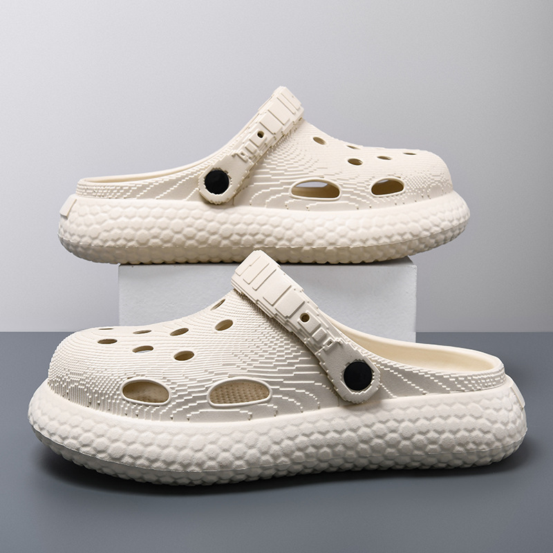 En nombre de 2025 nuevos zapatos con agujeros para hombres, ropa exterior de verano, suela gruesa, aumento de la playa casual antideslizante, sandalias resistentes al desgaste y transpirables